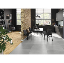 Helles Wohnzimmer mit Esstisch, Sitzbank und Steinwand