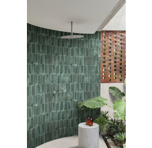 Badezimmer mit grünen Fliesen, Regendusche und Backsteinwand