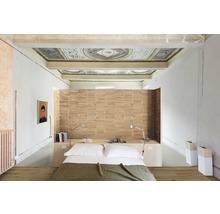 Schlafzimmer mit Doppelbett, gemauerter Kopfwand und dekorativer Decke