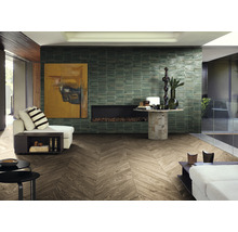 Wohnzimmer mit Kamin, Fliesenwand und Holzboden im Fischgrätmuster