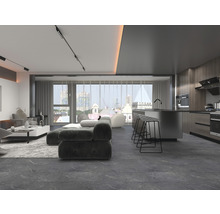 Innenaufnahme eines Wohnbereichs mit Küche, Sofa und Barhockern