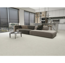 Helles Wohnzimmer mit Sofa, Couchtisch und Jalousien