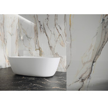 Modernes Badezimmer mit freistehender Badewanne, Marmorwänden und dunklem Marmorboden.