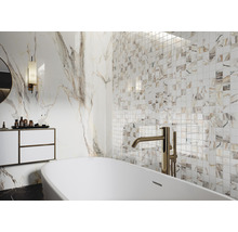 Modernes Badezimmer mit Mosaikfliesen, Badewanne und Waschtisch