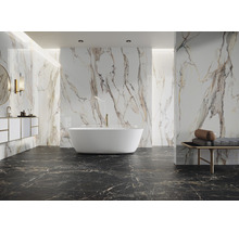 Helles Badezimmer mit Badewanne, Waschtisch und Marmorfliesen