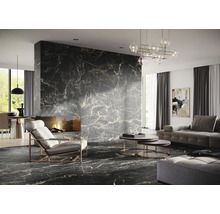 Modernes Wohnzimmer mit Boden und Wandfliesen in Marmoroptik, Kamin, Sessel und Sofa.