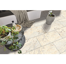 Heller Boden mit Fliesen in Steinoptik, Tisch mit Pflanze und Dekoration