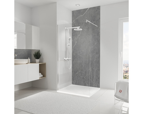 Modernes Badezimmer mit begehbarer Dusche, Waschtisch und weißem Teppich