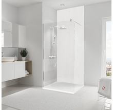 Badezimmer mit ebenerdiger Dusche, Waschtisch und Spiegel