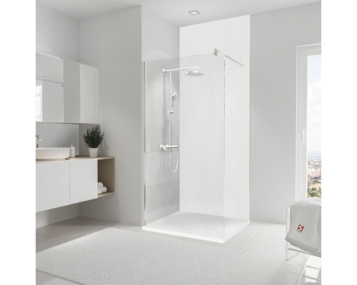Badezimmer mit ebenerdiger Dusche, Waschtisch und Spiegel