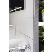 Detailansicht eines Badezimmers mit Waschtisch, Handtuchhalter, Spiegel und Pflanzen