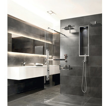 Modernes Badezimmer mit grauen Fliesen, Dusche, Waschbecken und Spiegel