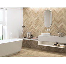 Helles Badezimmer mit Badewanne, Waschtisch, Spiegel und Wandfliesen in Holzoptik