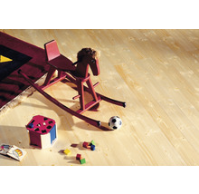 Kinderzimmer mit Holzfußboden, rotem Schaukelpferd, Spielzeug und Fußball