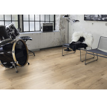 Heller Laminatboden in einem Raum mit Schlagzeug und Stühlen