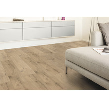 Wohnraum mit Laminatboden in Holzoptik, Sofa und Sideboard