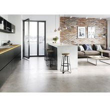 Heller Wohnraum mit Küche, Barhockern, Fliesenboden und Ziegelwand