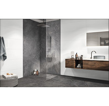 Modernes Badezimmer mit Dusche, Waschtisch und Fliesen