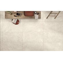 Heller Fliesenboden in Badezimmer mit Waschtisch und Handtuchhalter