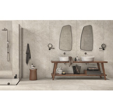 Modernes Badezimmer mit Dusche, Waschtisch und Spiegeln.