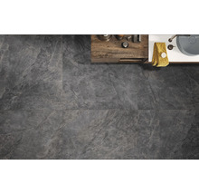 Badezimmer mit grauen Bodenfliesen in Schieferoptik