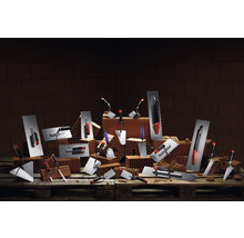 Verschiedene Maurerkellen und Kellen auf einem Holzpallet vor einer Ziegelwand