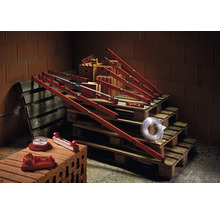 Verschiedene Wasserwaagen auf Paletten und Ziegelsteinen.