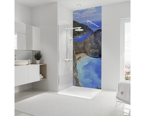 Helles Badezimmer mit Duschkabine und Fotomotiv einer Küstenlandschaft