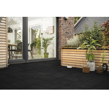 Terrasse mit schwarzen Terrassenplatten, Holzbepflanzung und Hausansicht