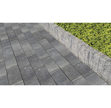 Gehwegplatten aus Beton mit Rasenkante