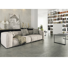 Heller Wohnraum mit Sofa, Bücherregal und Bodenfliesen