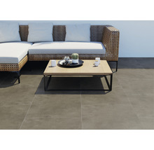 Terrasse mit Bodenfliesen, Lounge Möbel und einem Tisch