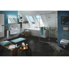 Helles Badezimmer mit Dachfenstern, Dusche, Badewanne, Waschtisch und dunklem Boden