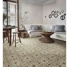 Wohnzimmer mit Zementfliesen im Vintage-Stil, Sofa, Tisch und Dekorationen.