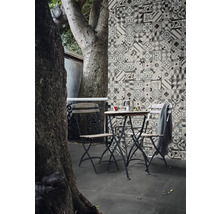 Dekorfliesenwand mit Tisch und Stühlen im Außenbereich