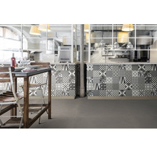 Moderne Küche mit grauem Boden, gemusterten Fliesen und Holztisch