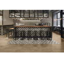 Bar mit Fliesenboden und Stühlen