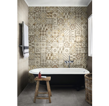 Badezimmer mit Badewanne, Hocker und Wandfliesen mit Muster