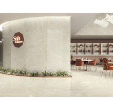 Innenansicht eines Restaurants mit Fliesenboden und Wandfliesen