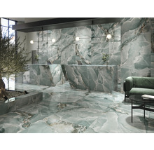 Innenraum mit Boden- und Wandfliesen in Marmoroptik, Rezeption und Sitzecke.