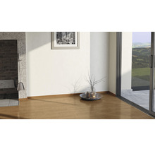 Heller Raum mit Holzboden, Kamin, Dekoration und Terrassentür