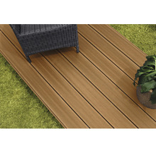 Terrasse mit Dielen, Stuhl und Pflanze