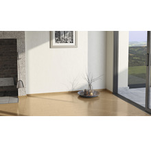 Innenraum mit Kamin, Bild und Glasschiebetür zum Garten