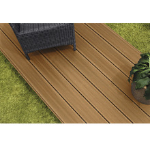 Terrassendielen aus Holz mit Gartenmöbeln und Pflanze