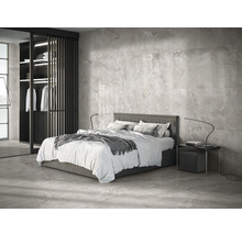 Modernes Schlafzimmer mit Bett, Nachttisch und begehbarem Kleiderschrank vor einer gefliesten Wand