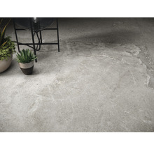 Großformatige Bodenfliesen mit Marmorstruktur in einem Innenraum.