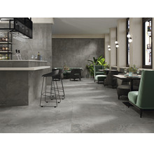 Innenaufnahme eines Restaurants mit Fliesenboden, Bar und Sitzgelegenheiten