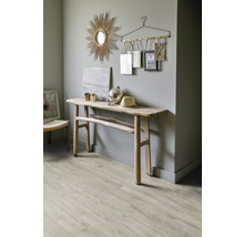 Wohnraum mit Holzboden, Konsole und Spiegel