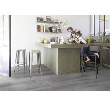 Helles Küchendesign mit Kücheninsel, Barhockern und Holzstruktur Vinylboden.