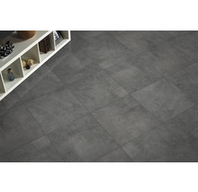 Graue Bodenfliesen mit Regal